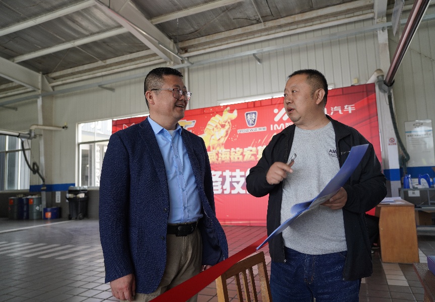 集团公司领导卢杰与裁判交流_副本.jpg