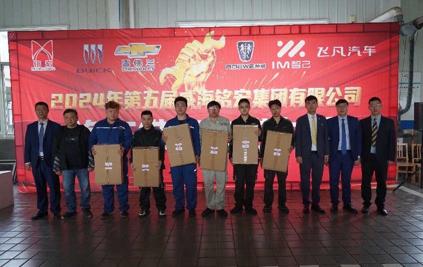 分公司总经理邹高明、周恩殿、王泉、董超、杨群为鼓励奖颁奖_副本.jpg